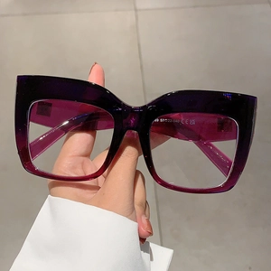 Détail de lunettes carrées dégradées montrant les specs et les marquages CE UKCA