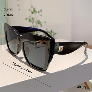 Détail de lunettes de soleil œil-de-chat noires avec dimensions 146mm de large et 60mm de haut