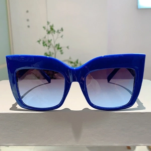 Détail des lunettes de soleil œil-de-chat bleu roi avec monture carrée et verres dégradés