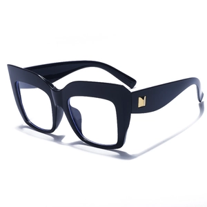 Lunettes œil de chat noires avec rivets dorés et verres anti-lumière bleue tendance
