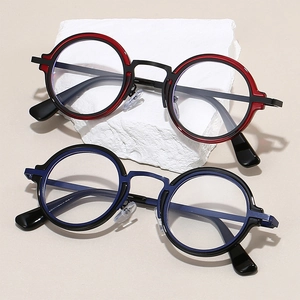 Gros plan de lunettes anti-lumière bleue rondes rétro avec montures rouges et bleues