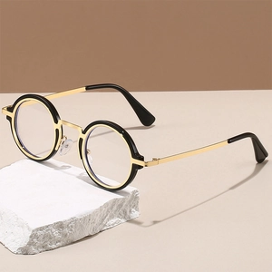 Vue détaillée des lunettes anti-lumière bleue rondes sur un support en pierre blanche