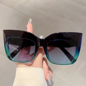 Lunettes de soleil carrées œil de chat à monture dégradée et verres gris foncé