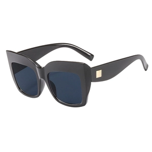 Lunettes de soleil œil de chat surdimensionnées à monture noire et détail de logo doré