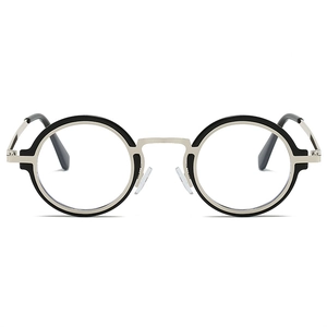 Détail de lunettes rétro rondes montrant le pont en métal argenté et le cadre noir