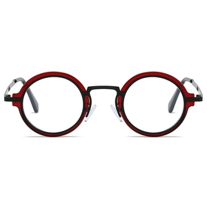 Gros plan sur lunettes anti-lumière bleue rondes avec monture bicolore rouge et noire