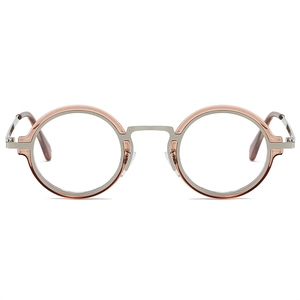 Détail de lunettes rétro rondes avec touches d'ambre et pont en métal argenté