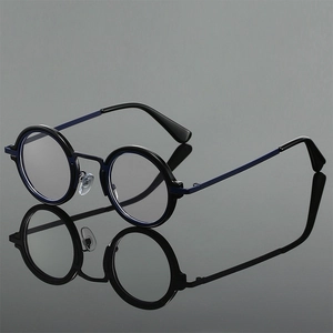 Lunettes rondes anti-lumière bleue rétro avec monture noir et bleu sur fond brillant
