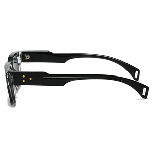 Détail des lunettes de soleil carrées noir brillant avec trois rivets étoiles dorés