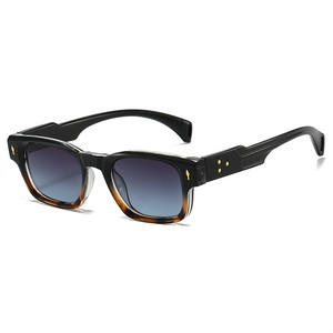 Détail de lunettes de soleil carrées vintage avec monture bicolore et accents métalliques