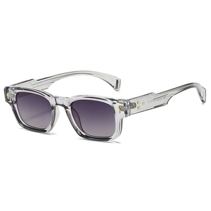 Détail de lunettes de soleil carrées transparentes avec rivet doré et verres dégradés