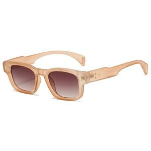 Détail de lunettes de soleil rectangulaires vintage avec monture translucide et verres dégradés