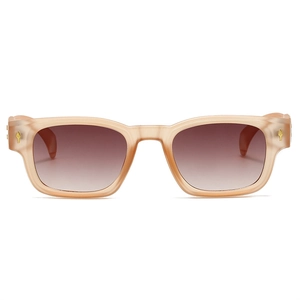 Détail de lunettes de soleil rectangulaires beiges avec rivets flèche dorés et verres dégradés
