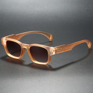 Lunettes de soleil carrées rétro en ambre mat avec rivets métalliques dorés chic