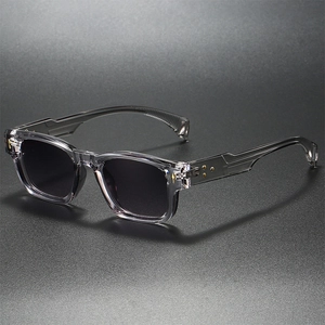 Lunettes de soleil carrées gris translucide avec rivets dorés et verres foncés