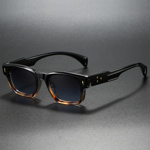 Lunettes de soleil carrées noires avec flèches en métal et dégradé écaille de tortue