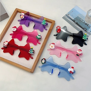 Lunettes de Noël en forme d'étoile avec des figurines festives de Père Noël et bonhomme de neige