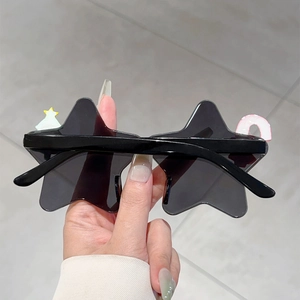 Détail de lunettes de Noël en forme d'étoile avec mini sapin et décorations de sucre d'orge