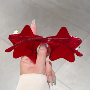 Détail des lunettes de fête rouges en forme d'étoile avec ornement d'étoile jaune