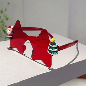 Détail de lunettes de Noël en forme d'étoile avec décorations Père Noël et sapin vert