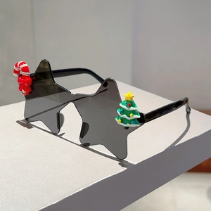 Détail de lunettes de Noël en forme d'étoile avec sucres d'orge pour photos festives