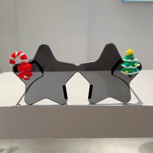 Détail de lunettes de Noël avec canne à sucre 3D et décorations de sapin de fête