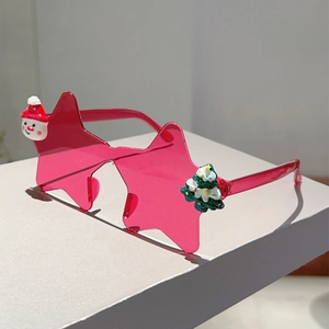 Vue détaillée des lunettes de Noël en étoile rouge avec décorations Père Noël et sapin