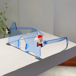 Gros plan de lunettes de Noël bleues en forme d'étoile avec décor de Père Noël et couronne