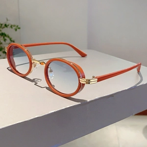 Détail de lunettes steampunk ovales avec monture orange et verres bleus dégradés