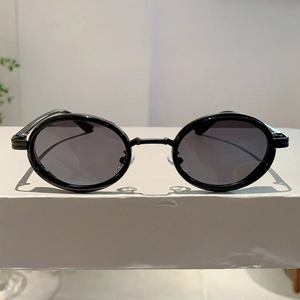 Gros plan de lunettes de soleil ovales rétro avec double pont et plaquettes de nez