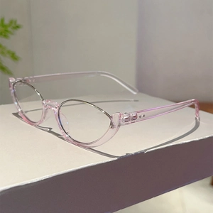 Dettaglio montatura cat-eye rosa trasparente con eleganti bordi in metallo argento