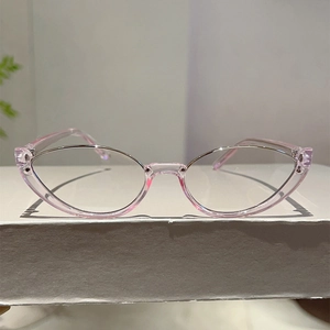 Dettaglio di occhiali cat-eye rosa a mezza montura con accenti metallici argento su base