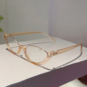 Dettaglio degli occhiali cat eye color champagne con accenti dorati sulle aste