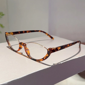 Dettaglio a 45 gradi di occhiali cat-eye a mezza montatura con motivo tartarugato vintage