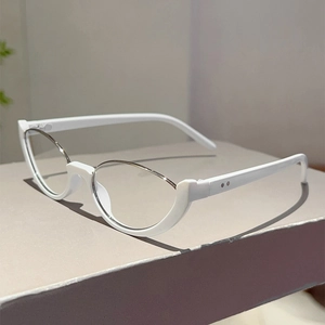 Dettaglio occhiali cat-eye con montatura semi-aperta bianca e aste sottili in metallo