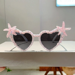 Rosafarbene Herz-Sonnenbrille mit Kunstperlenrand und glitzernden Seestern-Details