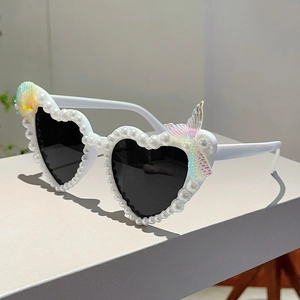 Detail der Herz-Sonnenbrille mit Perlen, Muschel und Meerjungfrauenschwanz-Dekor