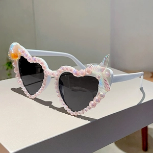 Detail der Herz-Sonnenbrille mit Perlenrand, Muschel und Meerjungfrauen-Schwanz-Dekor