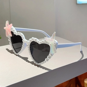 Detail einer herzförmigen Sonnenbrille mit Perlenbesatz und rosa Seestern-Dekoration