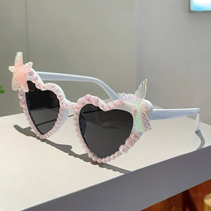 Details einer Herz-Sonnenbrille mit rosa Perlen, Seestern und Meerjungfrau-Verzierung