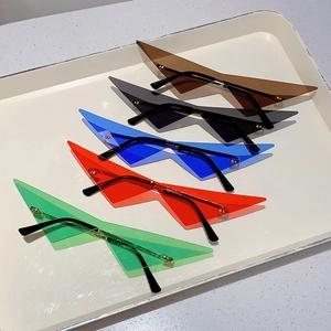 Lunettes de soleil triangulaires hip-hop en cinq couleurs sur une table en marbre