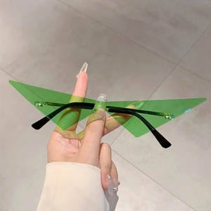 Lunettes triangle chic avec verres verts pour soirées hip-hop et look street style