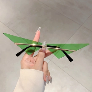 Vue détaillée de lunettes de soleil triangulaires avec monture dorée et verres verts