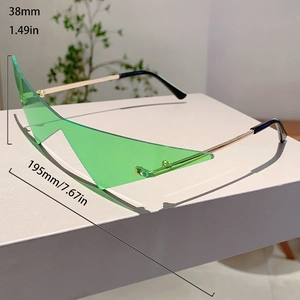 Détail de lunettes triangulaires vertes montrant hauteur 38mm et largeur totale 195mm