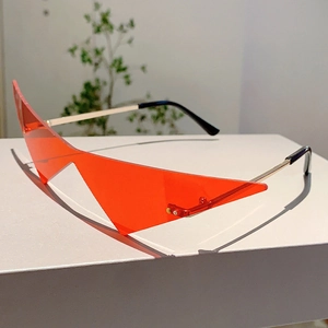 Détail de lunettes de soleil triangle sans monture rouges avec fines branches dorées