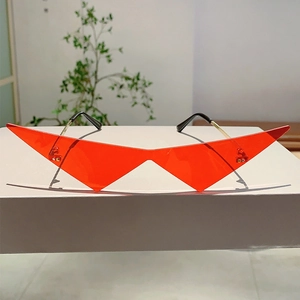 Détail de lunettes de soleil pointues rouges avec verres triangulaires et branches fines
