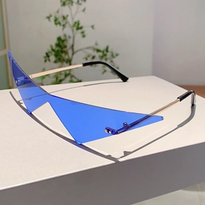 Vue latérale des lunettes de soleil triangulaires bleues sans monture dorées