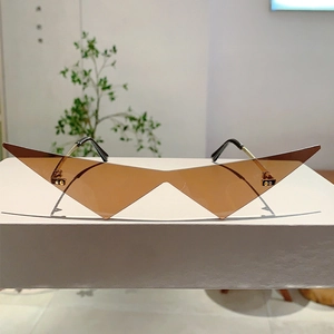 Vue détaillée de lunettes de soleil triangulaires stylées avec verres ambrés et branches dorées