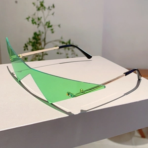 Détail de lunettes de soleil triangulaires vert émeraude avec verres géométriques nets