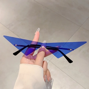 Lunettes de soleil triangulaires sans monture avec verres bleus et fines branches noires